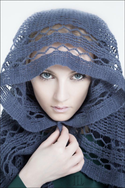 Девушка, Шаль Эта тёмно-серая шальphoto preview