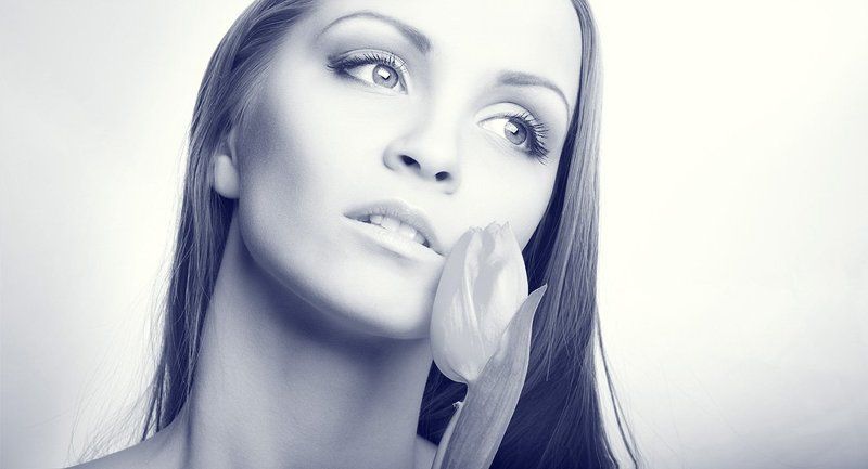 Девушка с тюльпаномphoto preview