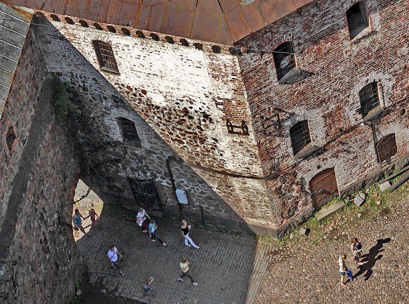 Смотрим вниз из башни...photo preview