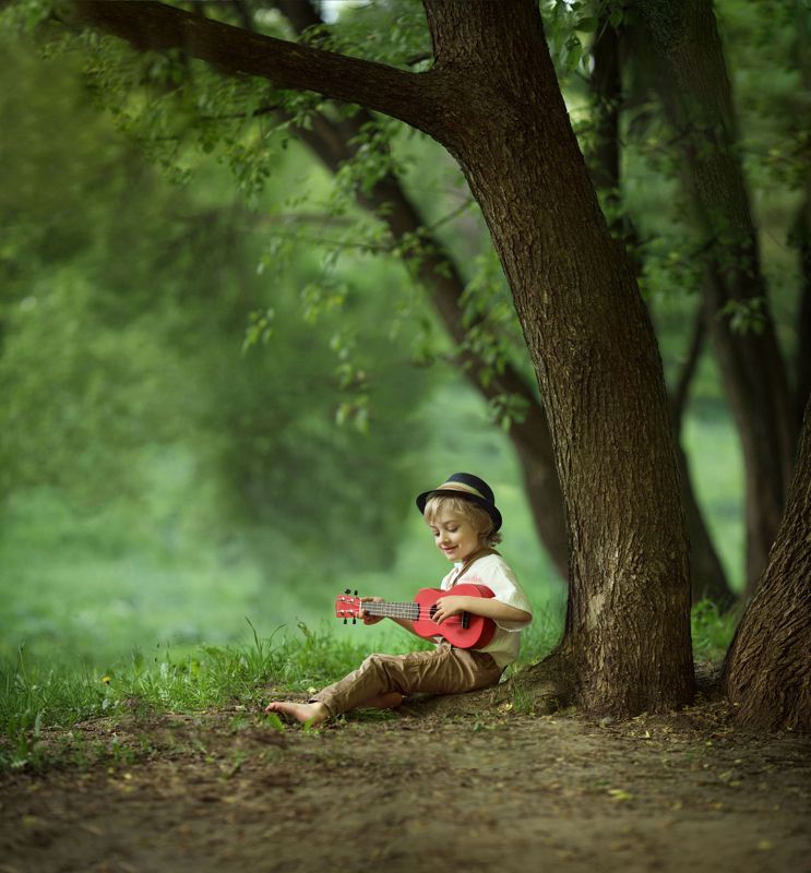 мальчик, укулеле, дерево ***photo preview