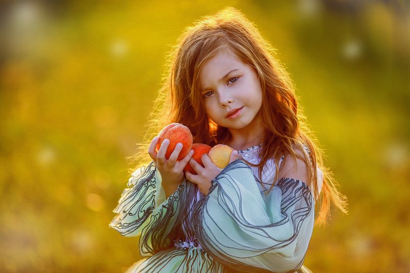 Девочка с персикамиphoto preview