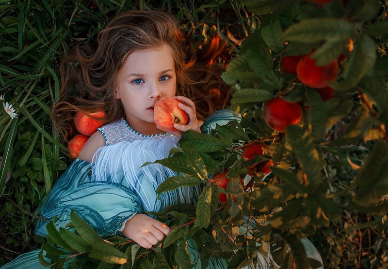 Девочка с персикамиphoto preview