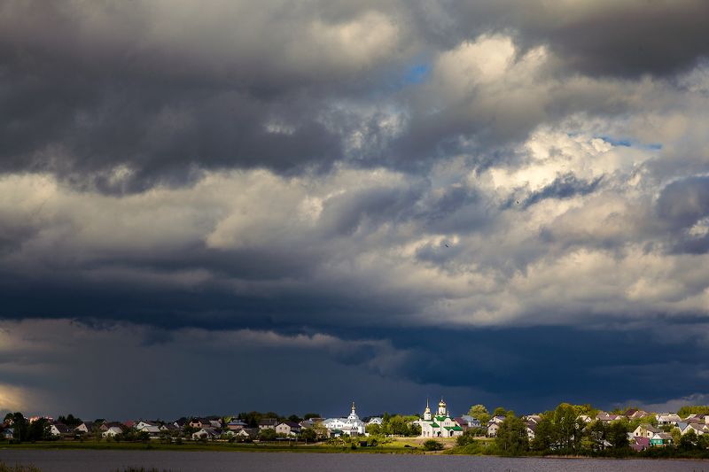 монастырь, церковь, гроза, луч солнца Перед грозойphoto preview