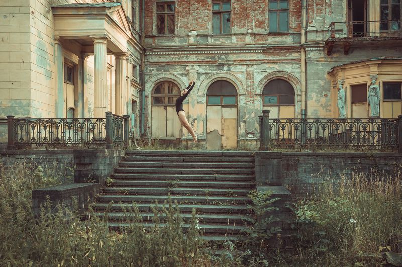 ballerina, abandoned, прыжок, полет, руины, фотограф в москве, пленэр Ballerina in abandonedphoto preview