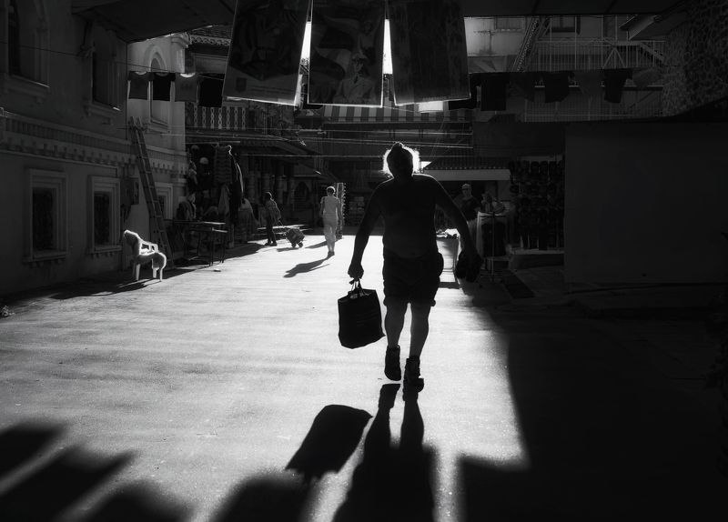 уличная фотография, стрит, идет по жизни смеясь...photo preview