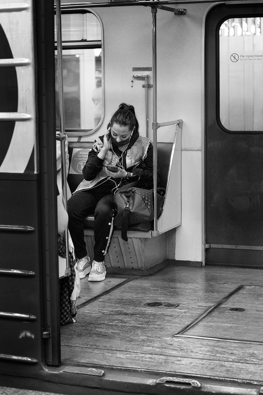 чб фото, метро, люди, пассажиры, стрит фото В метро фото превью