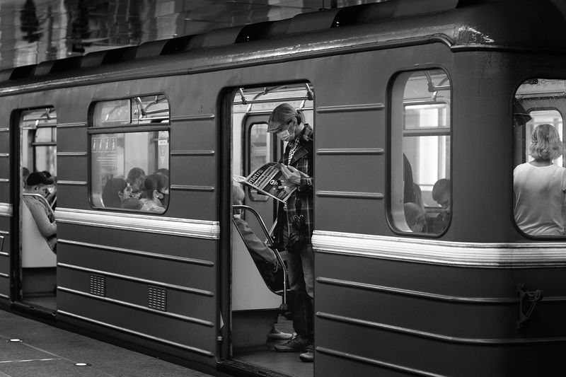 чб фото, метро, люди, пассажиры, стрит фото В метро фото превью