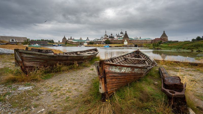 соловки, соловецкие острова, монастырь, лодка, вода, море, облака, крепость, башня, храм, россия, путешествие, monastery, boat, water, sea, clouds, overcast, fortress, tower, temple, church, russia, travel Пасмурные Соловки фото превью