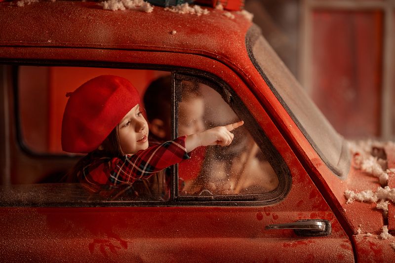 красная фотография, дети в путьphoto preview