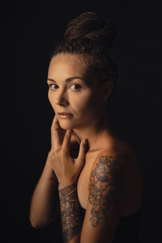 портрет, девушка, взгляд, татуировка, руки, прическа, косички Не будь копией, будь оригиналом.photo preview