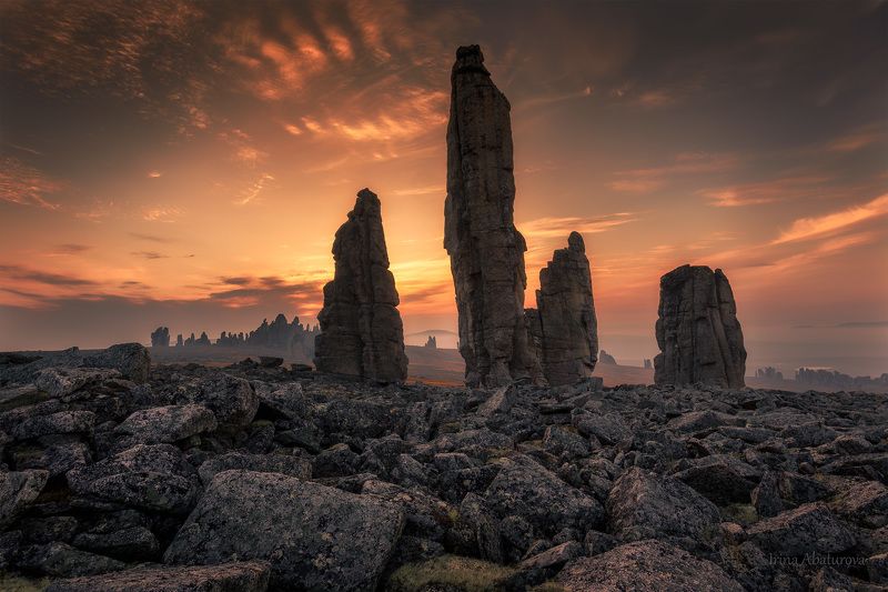 улахан-сис, индигирка, якутия, останцы, каменные изваяния, рассвет Лицом к рассвету фото превью