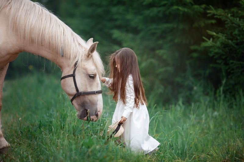 Дети с животными Довериеphoto preview