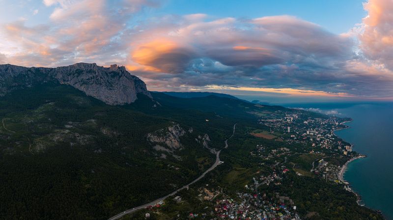 Лентикулярные над Ялтойphoto preview