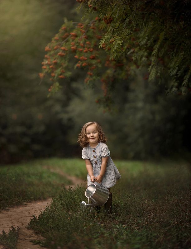 gardening, садовод, девочка, лейка, рябина, ребенок Little Gardenerphoto preview