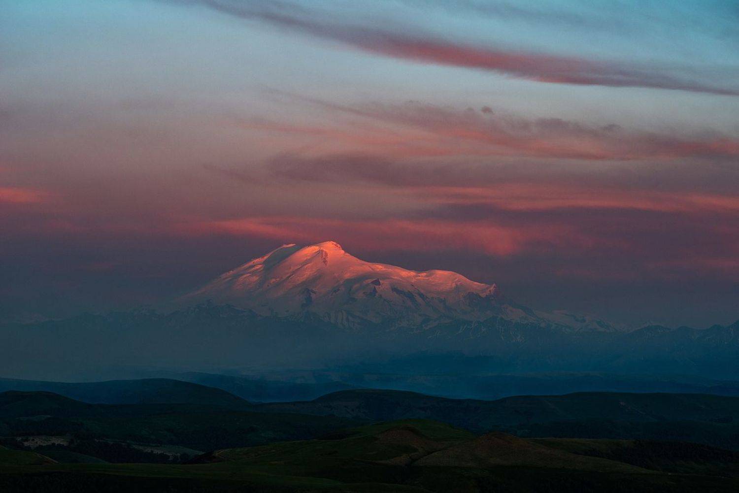 РОЗОВЫЙ ЗАКАТ. Автор: Арсен Алабердов бермамыт, эльбрус, закат, скала, обрыв, плато, вечер, свет, карачаево-черкесия, Арсен Алабердов