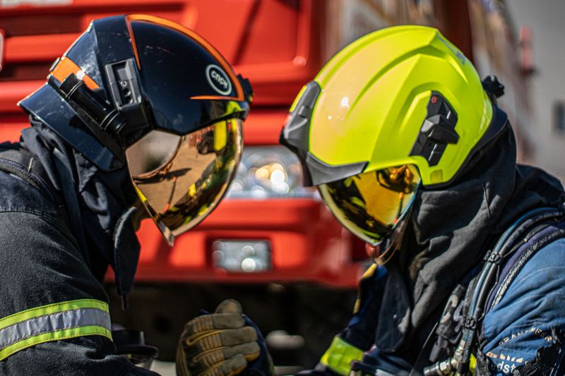 огонь пожарные мчс fire firefighter rescue спасатели дым работа  фото превью