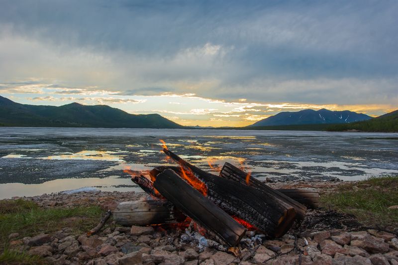 Костёр на берегуphoto preview