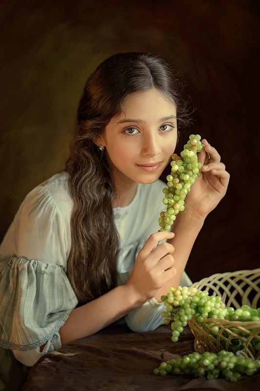 Дечочка с виноградомphoto preview