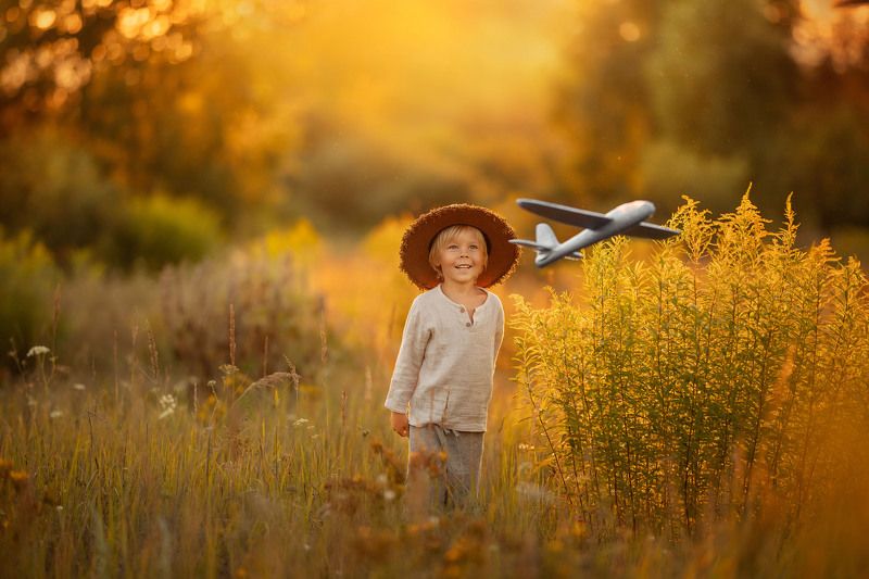 мальчики, дети, детство, лето, самолет,  деревенские самолетик фото превью