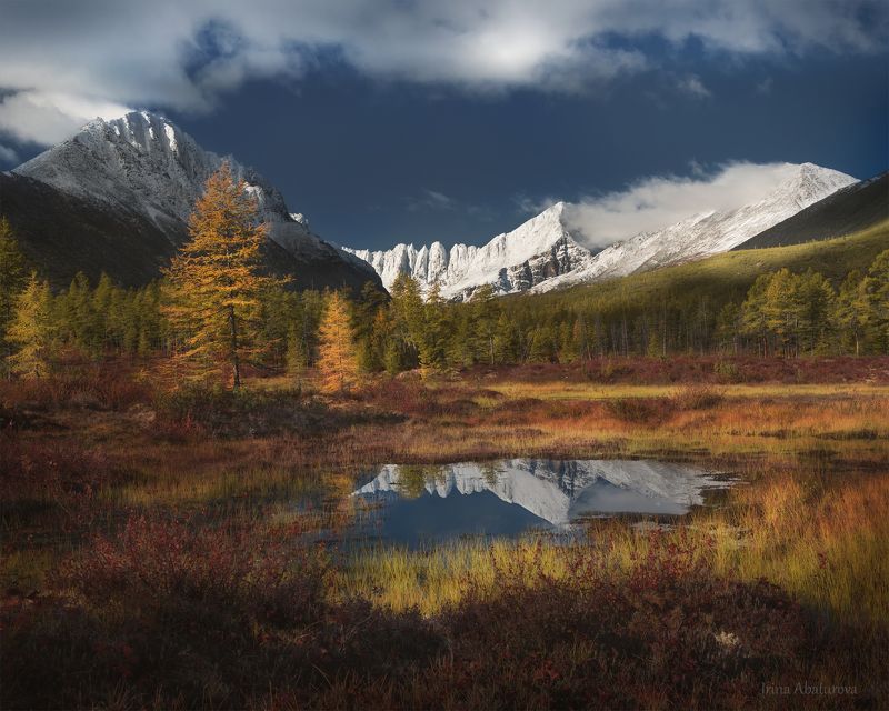 Колыма, Магадан, озеро Джека Лондона, осень, горы, отражение Гора Пила и отражениеphoto preview