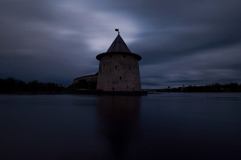 псковская обл, пейзаж, псков, башня, плоская башня, тучи, река,архитектура,небо Ночь.photo preview