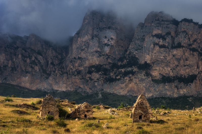 Город мёртвых под скалой черепаphoto preview