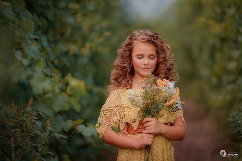 виноградник, виноград, лето, портрет, девочка, цветы Violetta фото превью