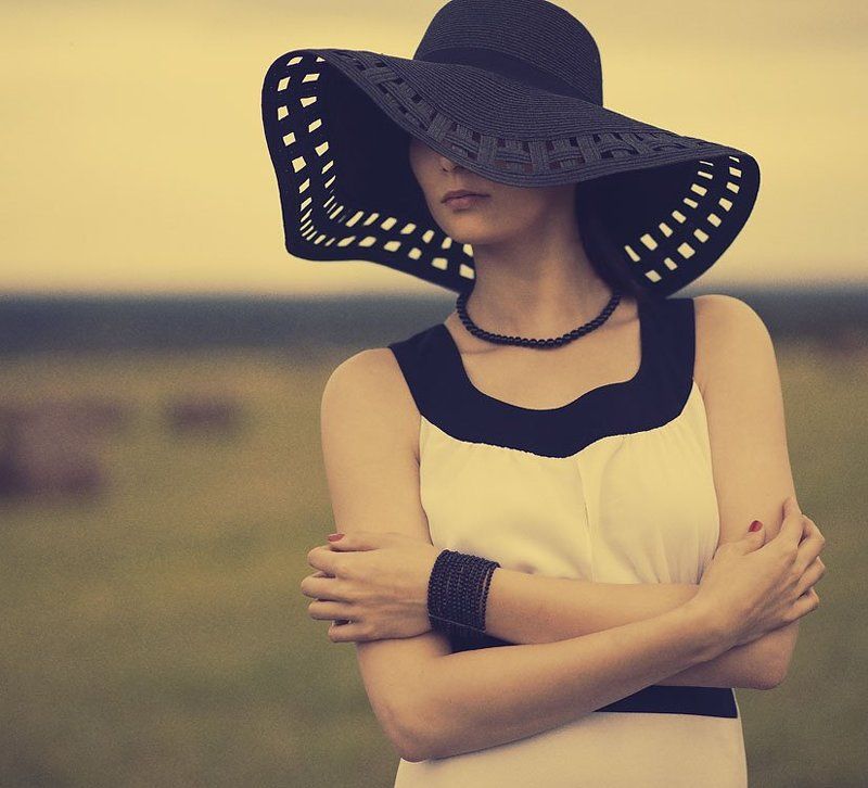 Девушка в шляпеphoto preview