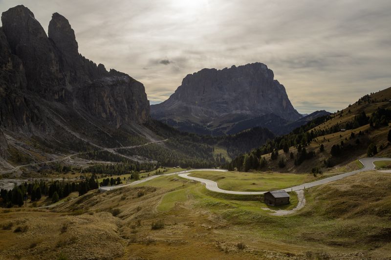 виражи; дорога; домик; осень; доломиты; италия; High-mountains pathwayphoto preview