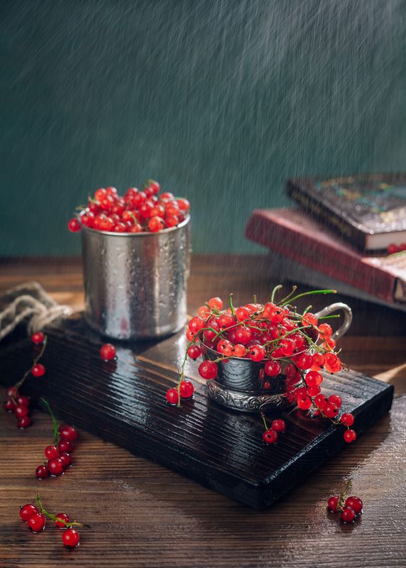 Ягода красная, ягода кислая, любимая красная смородинаphoto preview