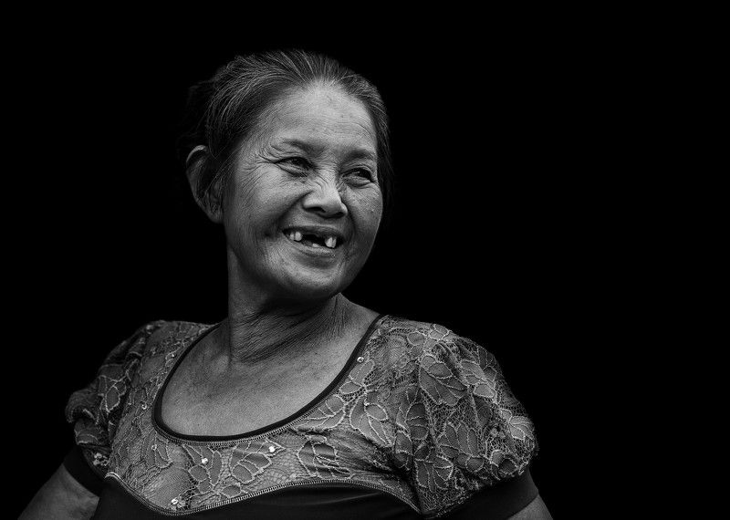 Woman selling goods in the marketphoto preview