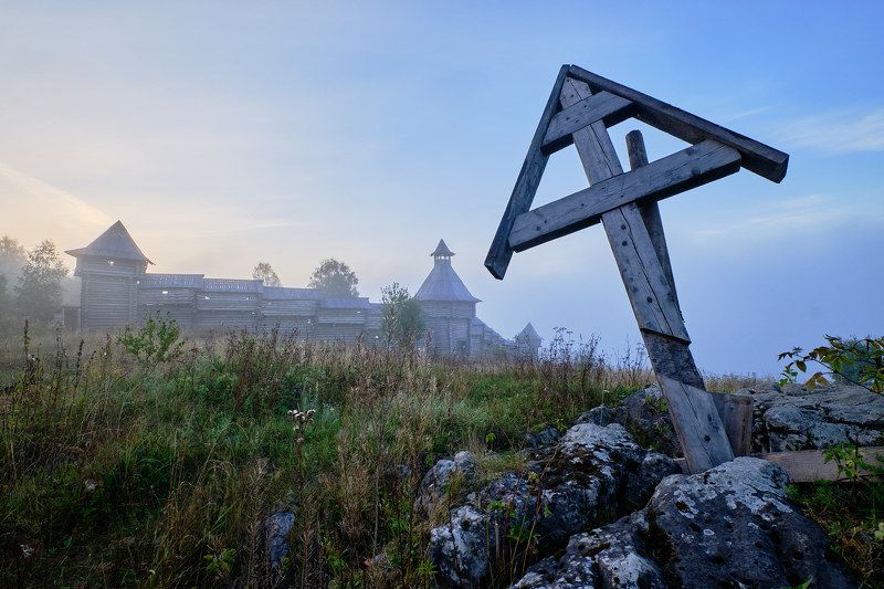 крест, крепость, туман, декорации Сердце Пармыphoto preview