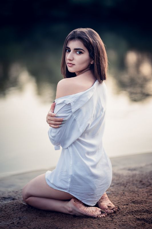 девушка, портрет У рекиphoto preview