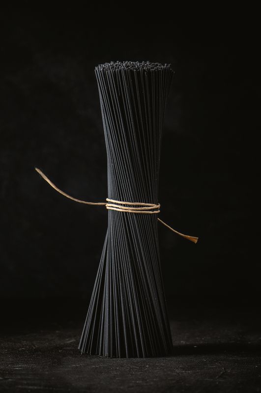 спагетти, фудфото, натюрморт Черное на черномphoto preview