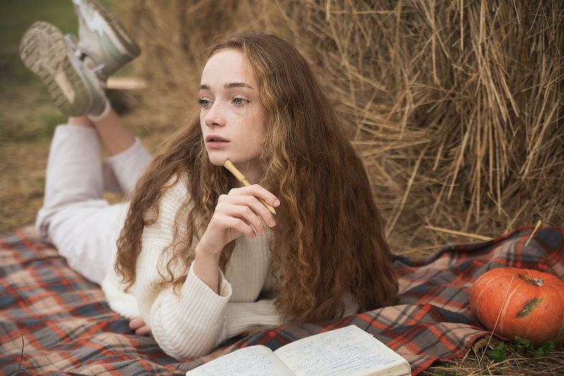 девушка, писатель, дневник, записки, сено, сеновал, стог, конюшня, забор, деревня, тепло, свитер, джинсы, рыжая, веснушки Теплый вечер фото превью