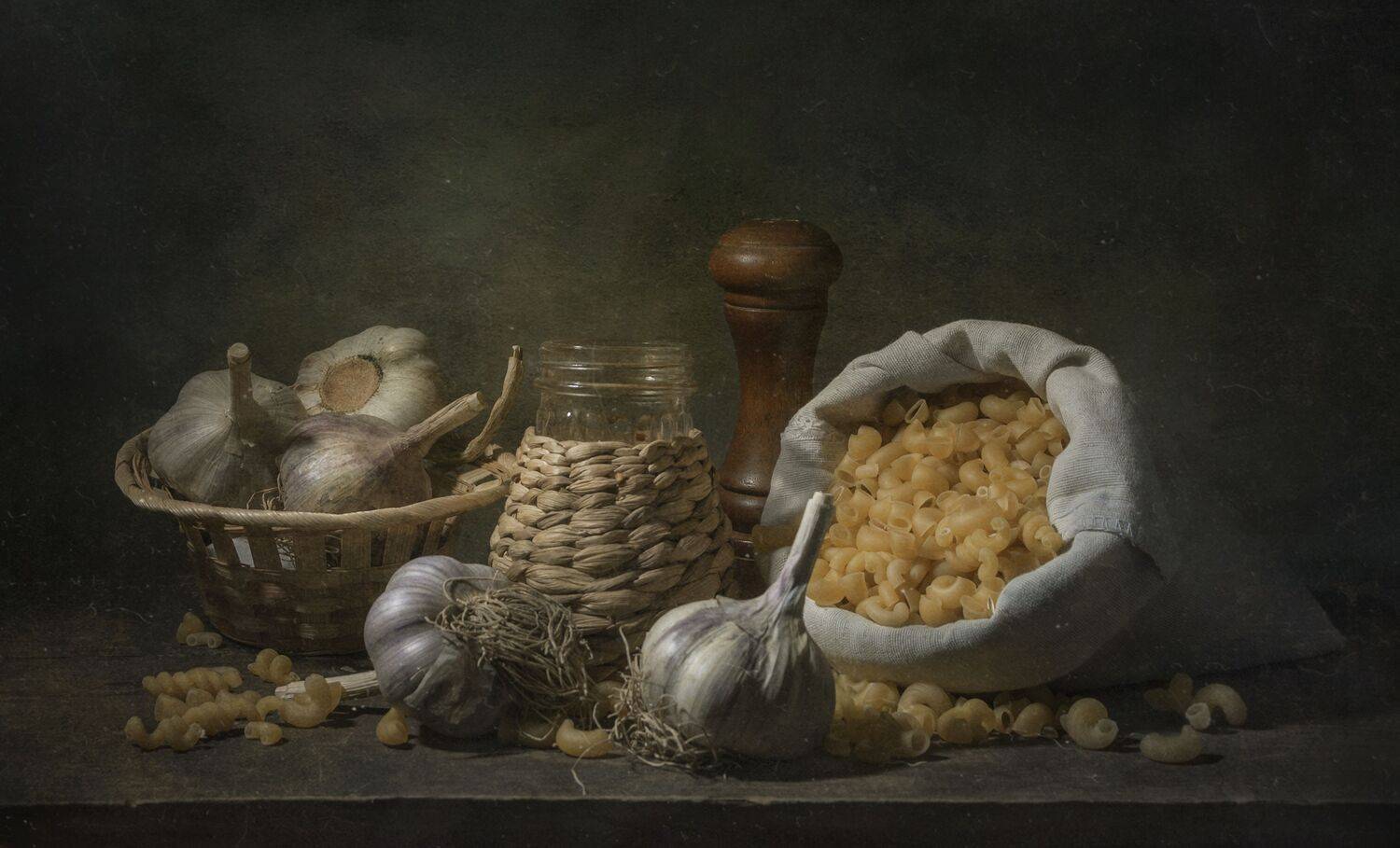 На кухне. Автор: Владимир Володин макароны,чеснок,рустик,банка, стекло,текстура,перечница,кухня,домашний, Владимир Володин