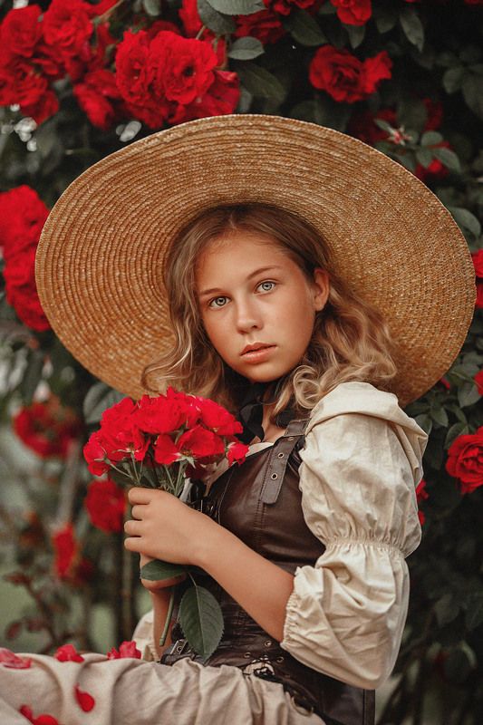 девушка, лето, поле, девушка в шляпе, юность, портрет, розы В розах фото превью