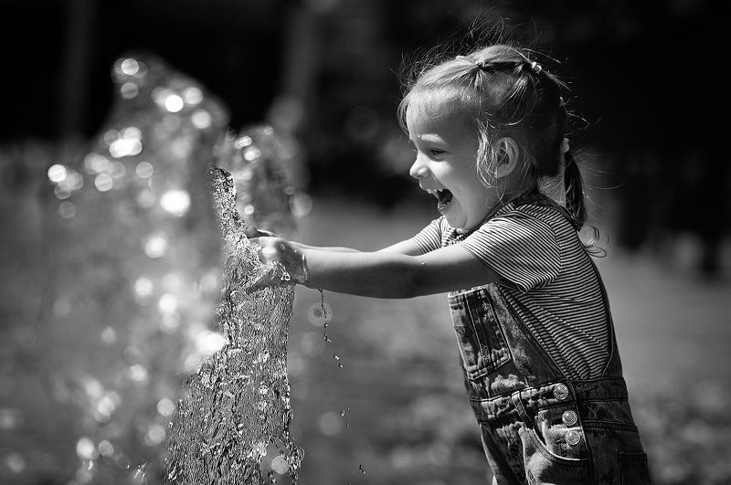 дети, лето, чб фото, стрит фото, фонтаны. эмоции Фонтанное настроениеphoto preview