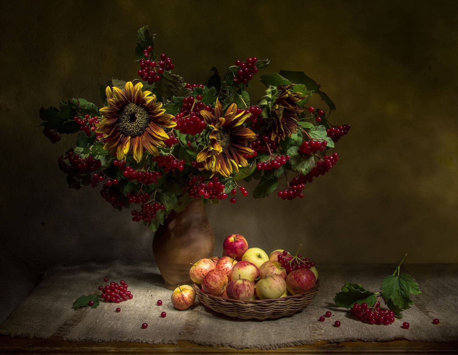 Вот и осень.... Автор: Татьяна Феденкова натюрморт, калина, яблоки, подсолнухи, Татьяна Феденкова