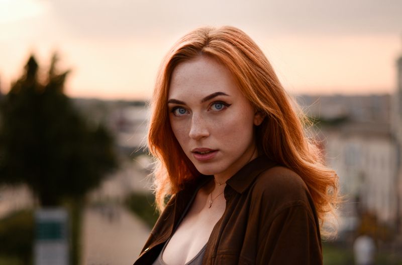 portrait of beautiful ukrainian girl at golden houre / nikon Annaphoto preview