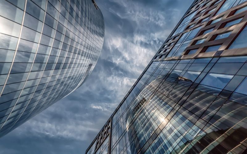 город архитектура небоскрёб небо облака стекло отражение блик Небоскрёбыphoto preview