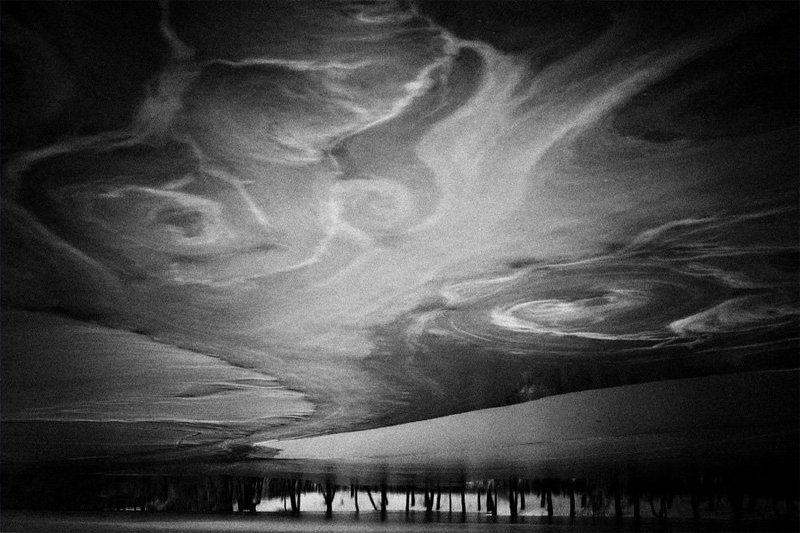 Темноконтрастный раннезимний чб перевертыш с красивым льдомphoto preview