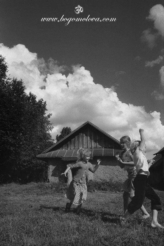 игра, салки, девочки, жанровы портрет Игра в салкиphoto preview