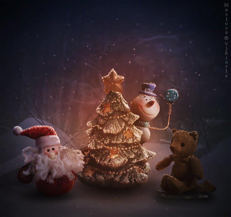 У Новогодней елкиphoto preview