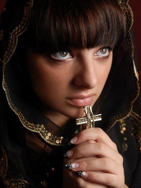 девушка,глаза,красота,молодость,крестик Современная мадоннаphoto preview