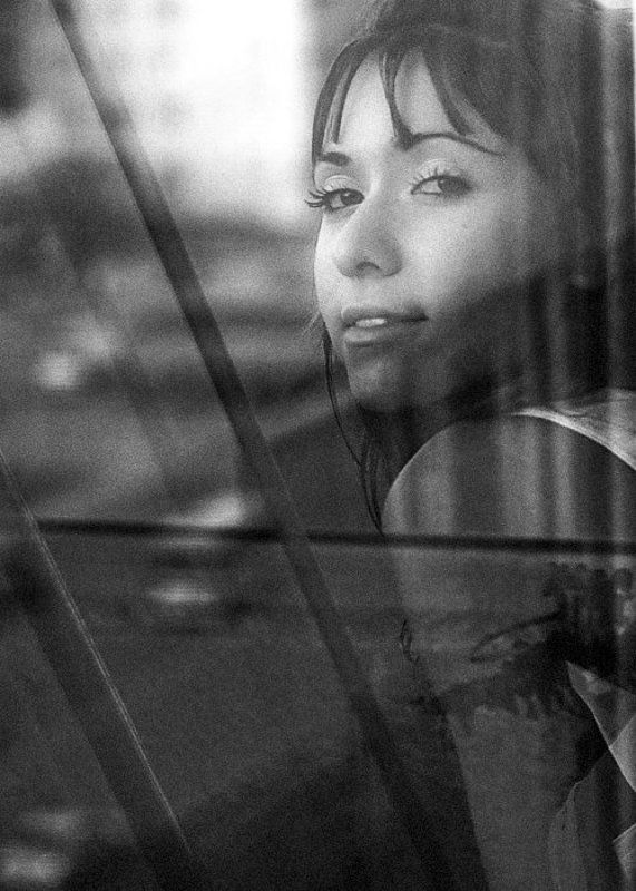 балкон, окно, девушка, взгляд Взгляд через окноphoto preview