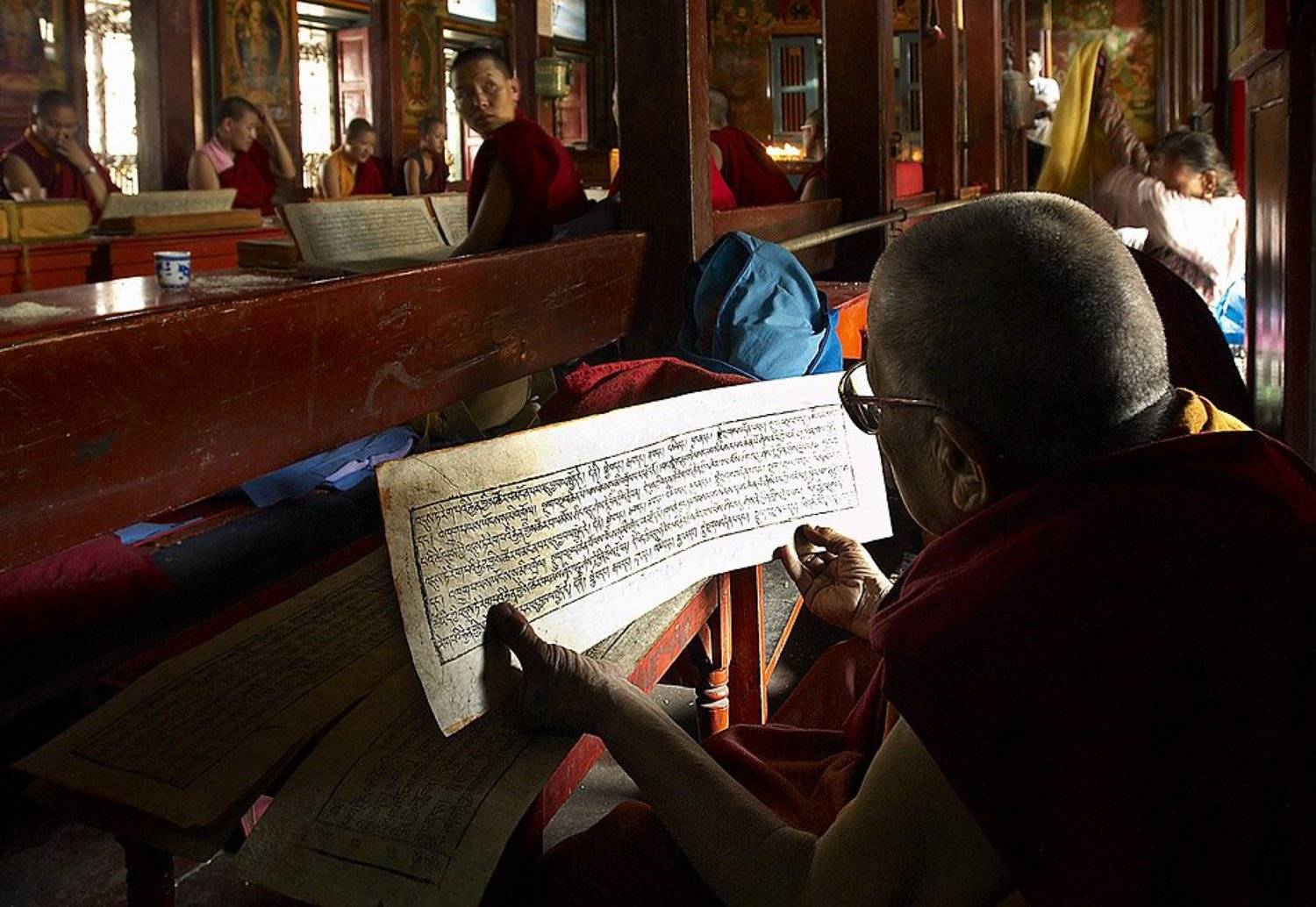 утреняя молитва. Автор: Danil Husainov непал, путешествия, жанр, монастырь, Danil Husainov