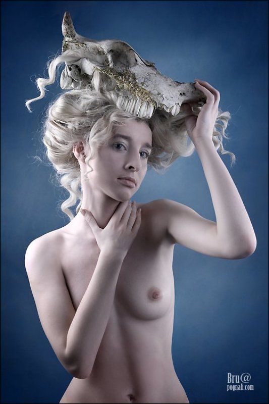 девушка, бык, шляпочка Шляпочка этого сезонаphoto preview