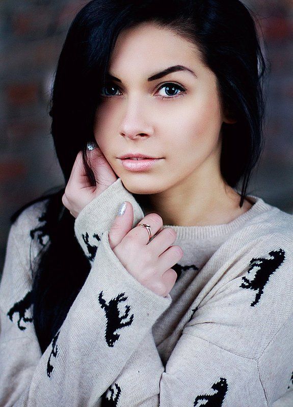 blue-eyed womanphoto preview