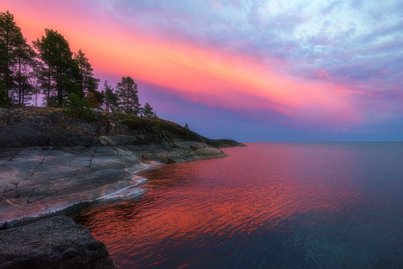 Вечер, отходя ко сну, красной по небу мазнул пастоюphoto preview